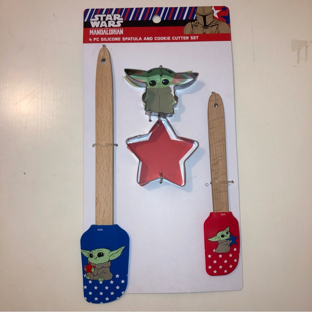 Star Wars Mandalorian 4pc Silicone Spatula and cookie cutter set